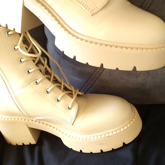 Boots - Picture 4 of 4